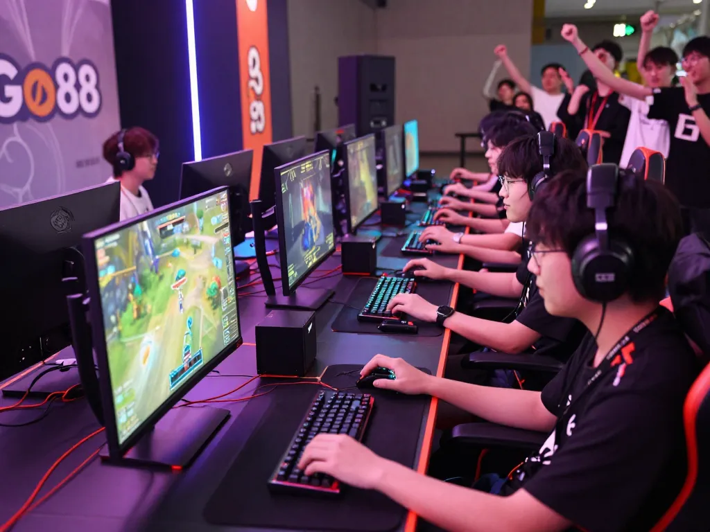 Engaging gaming competition scene showcasing players at Go88 platform.